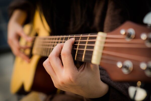 Na co zwrócić uwagę kupując gitarę akustyczną?